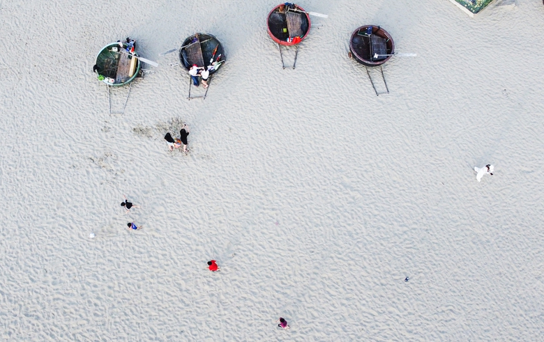 H&agrave;ng ng&agrave;n du kh&aacute;ch đổ về biển Cửa L&ograve; trong ng&agrave;y khai mạc du lịch 2025- Ảnh 7.