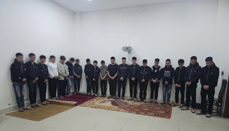 Bắt giữ 18 đối tượng cầm s&uacute;ng, kiếm truy đuổi nhau g&acirc;y n&aacute;o loạn tại TP Vinh- Ảnh 1.