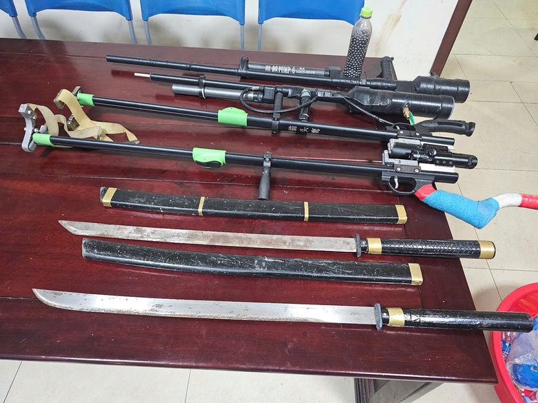 Bắt giữ 18 đối tượng cầm s&uacute;ng, kiếm truy đuổi nhau g&acirc;y n&aacute;o loạn tại TP Vinh- Ảnh 2.