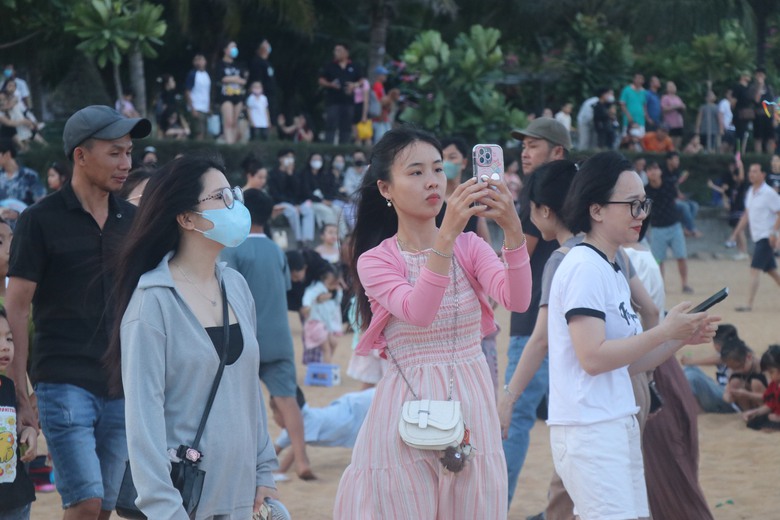 Người d&acirc;n đổ về biển Quy Nhơn ngắm diều nghệ thuật- Ảnh 2.