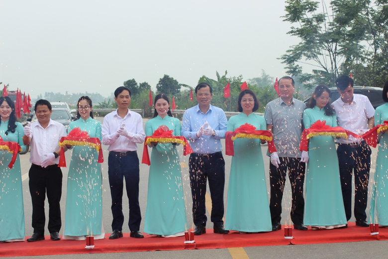 Niềm vui của người dân Bắc Giang khi tuyến đường hơn 1.400 tỷ đưa vào khai thác- Ảnh 4. Niềm vui của người dân Bắc Giang khi tuyến đường hơn 1.400 tỷ đưa vào khai thác- Ảnh 4.