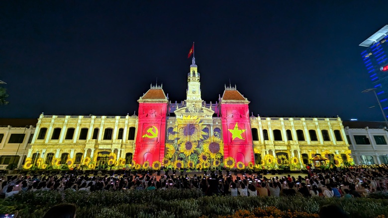 H&agrave;ng ng&agrave;n người tới UBND TP.HCM thưởng thức bữa tiệc &aacute;nh s&aacute;ng "Sắc m&agrave;u Th&agrave;nh phố B&aacute;c"- Ảnh 9.