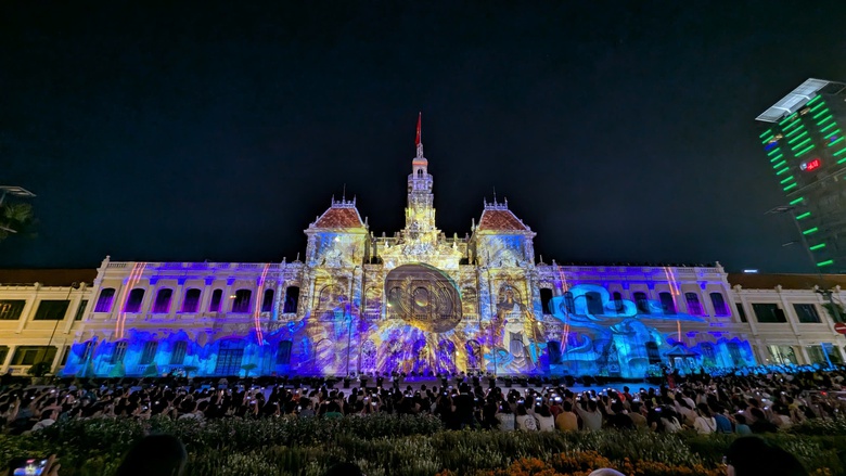 H&agrave;ng ng&agrave;n người tới UBND TP.HCM thưởng thức bữa tiệc &aacute;nh s&aacute;ng "Sắc m&agrave;u Th&agrave;nh phố B&aacute;c"- Ảnh 13.