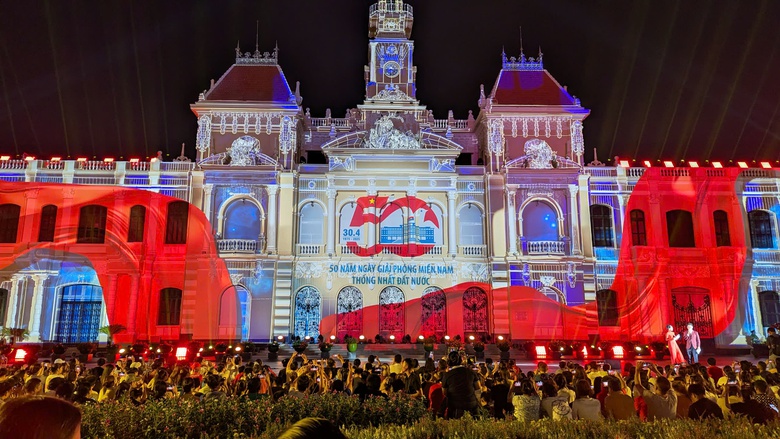 H&agrave;ng ng&agrave;n người tới UBND TP.HCM thưởng thức bữa tiệc &aacute;nh s&aacute;ng "Sắc m&agrave;u Th&agrave;nh phố B&aacute;c"- Ảnh 4.