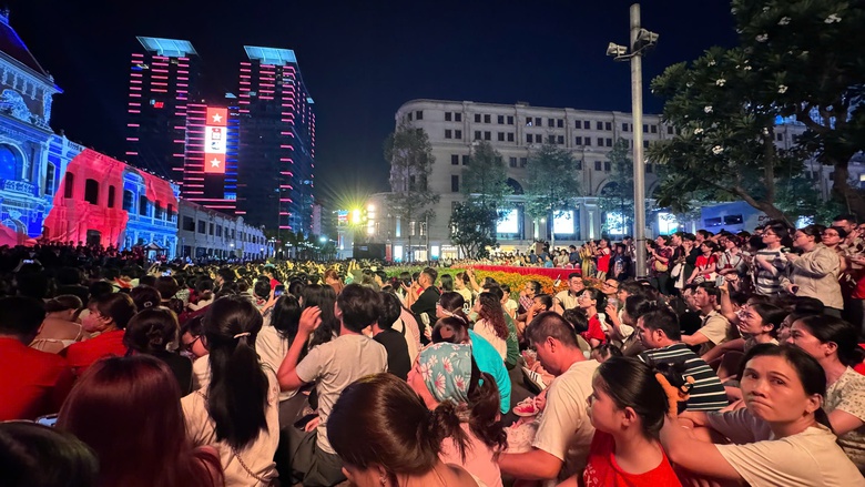 H&agrave;ng ng&agrave;n người tới UBND TP.HCM thưởng thức bữa tiệc &aacute;nh s&aacute;ng "Sắc m&agrave;u Th&agrave;nh phố B&aacute;c"- Ảnh 11.