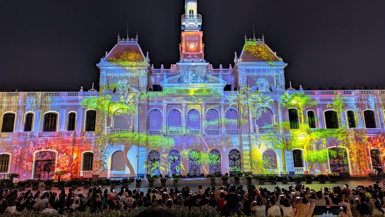 H&agrave;ng ng&agrave;n người tới UBND TP.HCM thưởng thức bữa tiệc &aacute;nh s&aacute;ng "Sắc m&agrave;u Th&agrave;nh phố B&aacute;c"- Ảnh 3.