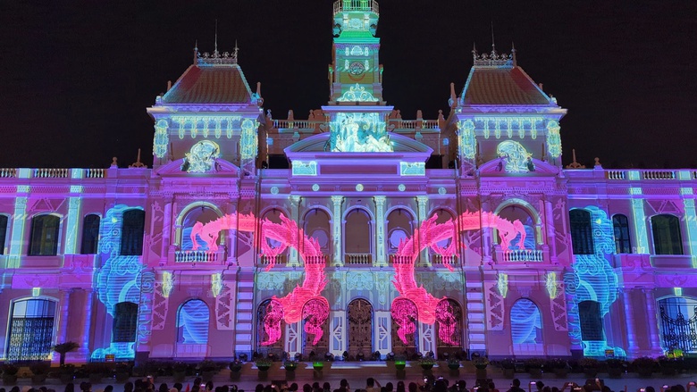 H&agrave;ng ng&agrave;n người tới UBND TP.HCM thưởng thức bữa tiệc &aacute;nh s&aacute;ng "Sắc m&agrave;u Th&agrave;nh phố B&aacute;c"- Ảnh 10.