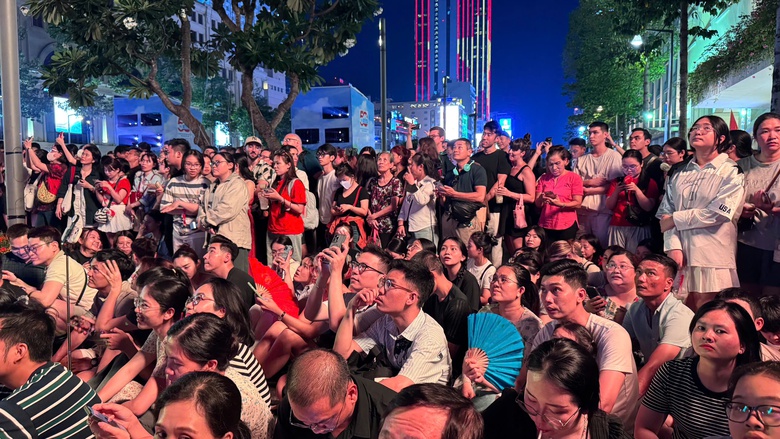 H&agrave;ng ng&agrave;n người tới UBND TP.HCM thưởng thức bữa tiệc &aacute;nh s&aacute;ng "Sắc m&agrave;u Th&agrave;nh phố B&aacute;c"- Ảnh 2.