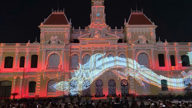 H&agrave;ng ng&agrave;n người tới UBND TP.HCM thưởng thức bữa tiệc &aacute;nh s&aacute;ng "Sắc m&agrave;u Th&agrave;nh phố B&aacute;c"- Ảnh 7.