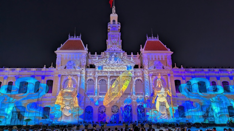 H&agrave;ng ng&agrave;n người tới UBND TP.HCM thưởng thức bữa tiệc &aacute;nh s&aacute;ng "Sắc m&agrave;u Th&agrave;nh phố B&aacute;c"- Ảnh 5.