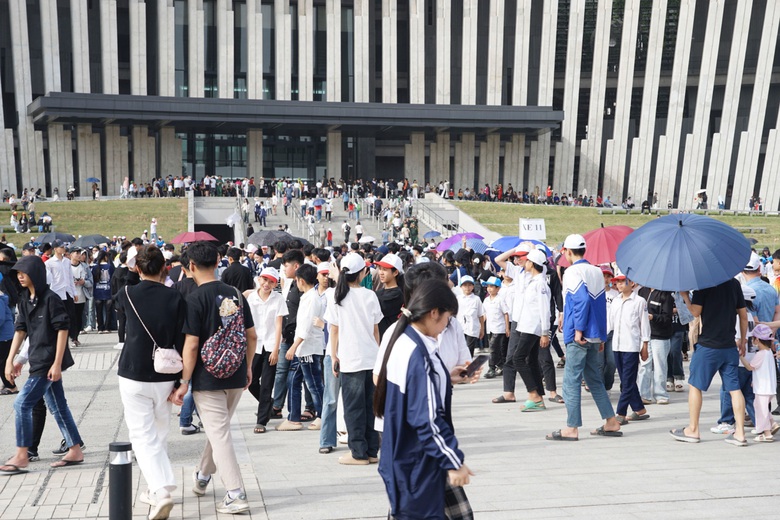 Những hiện vật h&uacute;t kh&aacute;ch tham quan Bảo t&agrave;ng Lịch sử Qu&acirc;n sự Việt Nam dịp 30/4- Ảnh 1.