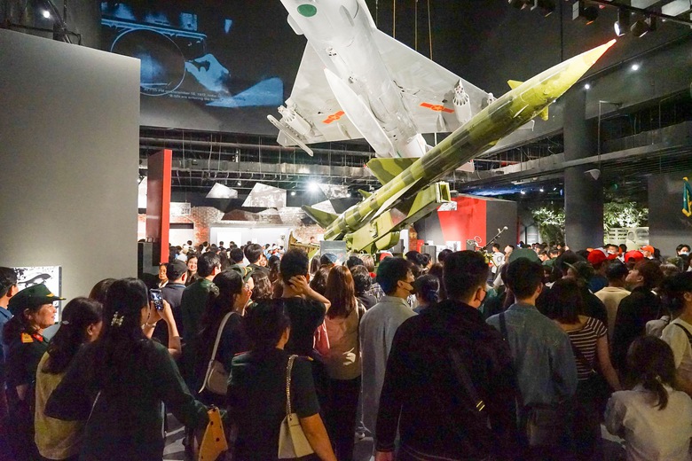 Những hiện vật h&uacute;t kh&aacute;ch tham quan Bảo t&agrave;ng Lịch sử Qu&acirc;n sự Việt Nam dịp 30/4- Ảnh 4.