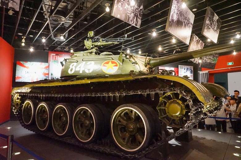 Những hiện vật h&uacute;t kh&aacute;ch tham quan Bảo t&agrave;ng Lịch sử Qu&acirc;n sự Việt Nam dịp 30/4- Ảnh 7.