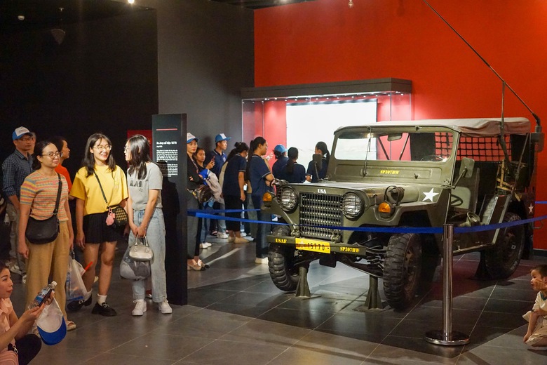 Những hiện vật h&uacute;t kh&aacute;ch tham quan Bảo t&agrave;ng Lịch sử Qu&acirc;n sự Việt Nam dịp 30/4- Ảnh 9.