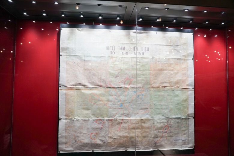 Những hiện vật h&uacute;t kh&aacute;ch tham quan Bảo t&agrave;ng Lịch sử Qu&acirc;n sự Việt Nam dịp 30/4- Ảnh 10.