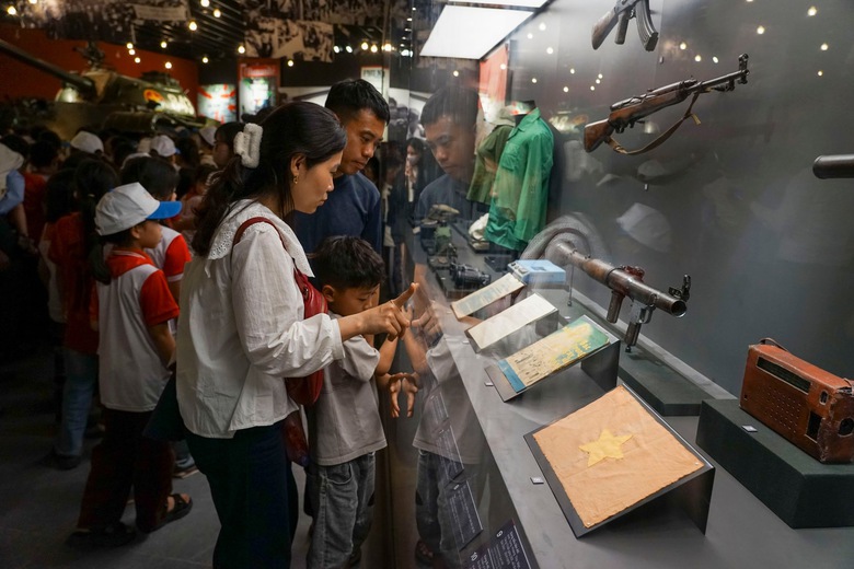 Những hiện vật h&uacute;t kh&aacute;ch tham quan Bảo t&agrave;ng Lịch sử Qu&acirc;n sự Việt Nam dịp 30/4- Ảnh 18.