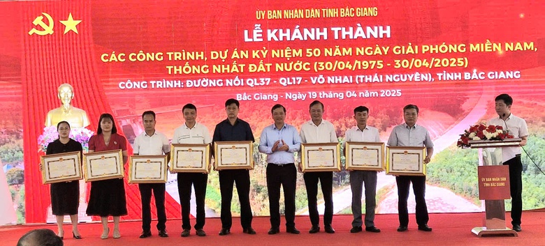 Niềm vui của người dân Bắc Giang khi tuyến đường hơn 1.400 tỷ đưa vào khai thác- Ảnh 2. Niềm vui của người dân Bắc Giang khi tuyến đường hơn 1.400 tỷ đưa vào khai thác- Ảnh 2.