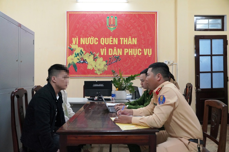 Diễn biến mới vụ thanh ni&ecirc;n đ&aacute;nh người sau va chạm giao th&ocirc;ng ở Huế- Ảnh 1.