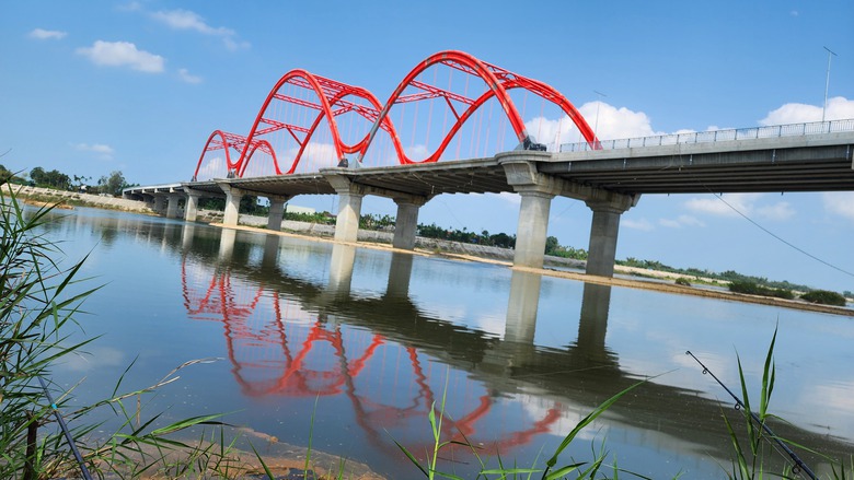 Chạy nước r&uacute;t ho&agrave;n th&agrave;nh cầu v&ograve;m sắt 850 tỷ ở Quảng Ng&atilde;i- Ảnh 12.