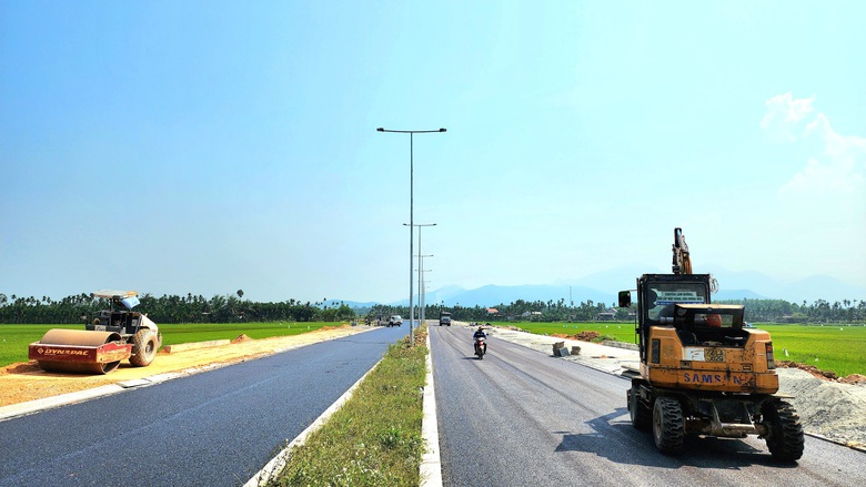 Chạy nước r&uacute;t ho&agrave;n th&agrave;nh cầu v&ograve;m sắt 850 tỷ ở Quảng Ng&atilde;i- Ảnh 4.