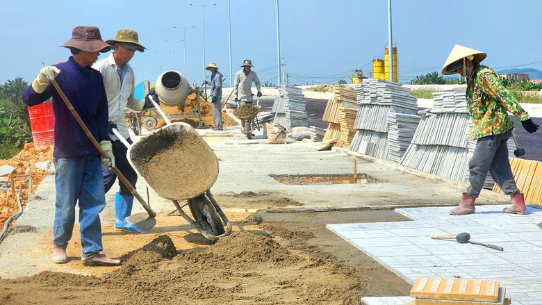 Chạy nước r&uacute;t ho&agrave;n th&agrave;nh cầu v&ograve;m sắt 850 tỷ ở Quảng Ng&atilde;i- Ảnh 6.