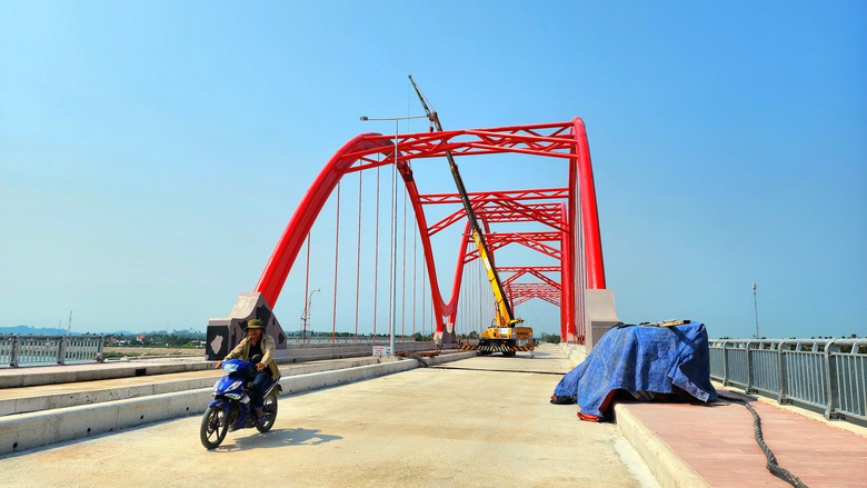 Chạy nước r&uacute;t ho&agrave;n th&agrave;nh cầu v&ograve;m sắt 850 tỷ ở Quảng Ng&atilde;i- Ảnh 1.
