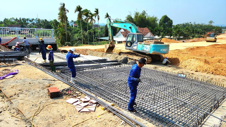 Chạy nước r&uacute;t ho&agrave;n th&agrave;nh cầu v&ograve;m sắt 850 tỷ ở Quảng Ng&atilde;i- Ảnh 9.