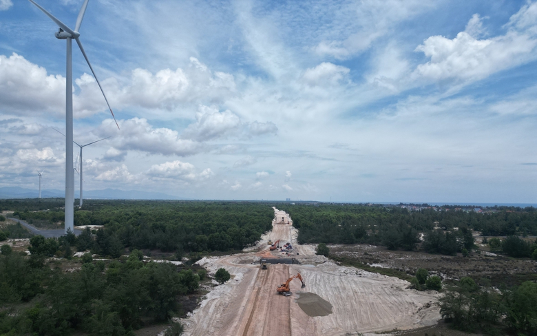 Người d&acirc;n tự th&aacute;o dỡ hồ nu&ocirc;i thủy sản để thi c&ocirc;ng đường 2.000 tỷ ở Quảng B&igrave;nh- Ảnh 6.