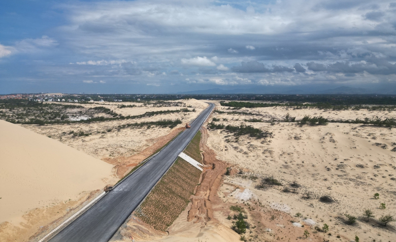 Người d&acirc;n tự th&aacute;o dỡ hồ nu&ocirc;i thủy sản để thi c&ocirc;ng đường 2.000 tỷ ở Quảng B&igrave;nh- Ảnh 5.