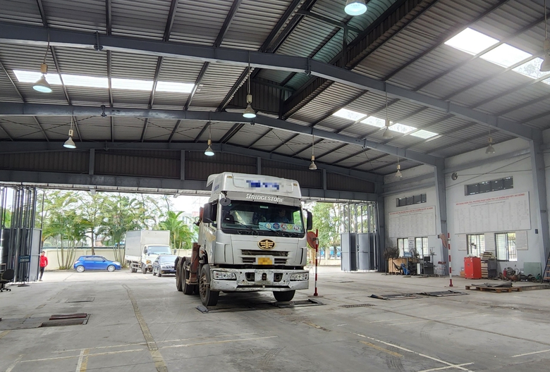 Xe đầu k&eacute;o biển trắng kh&ocirc;ng lắp thiết bị gi&aacute;m s&aacute;t h&agrave;nh tr&igrave;nh c&oacute; được đăng kiểm?- Ảnh 1.