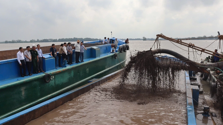 Theo d&otilde;i, gi&aacute;m s&aacute;t chặt khối lượng c&aacute;t về c&ocirc;ng tr&igrave;nh cao tốc ở S&oacute;c Trăng- Ảnh 1.