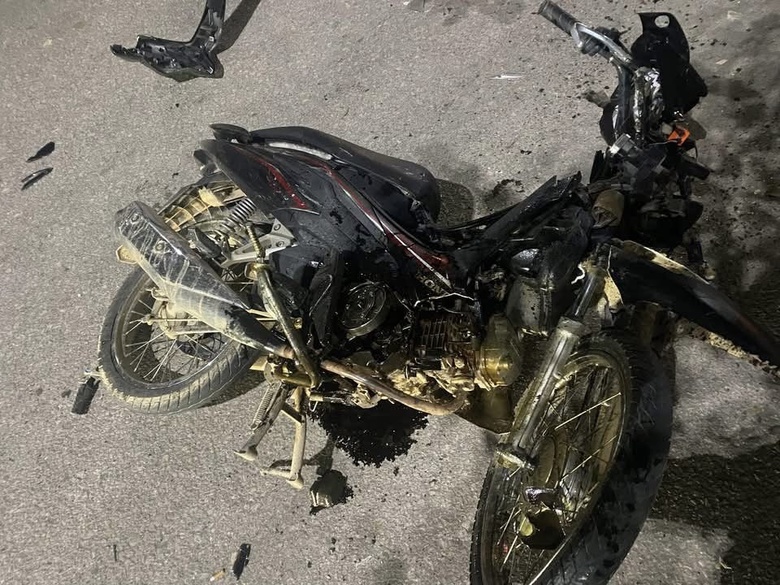 Xe m&aacute;y t&ocirc;ng trực diện &ocirc; t&ocirc;, nam thanh ni&ecirc;n bị hất văng l&ecirc;n cao- Ảnh 1.