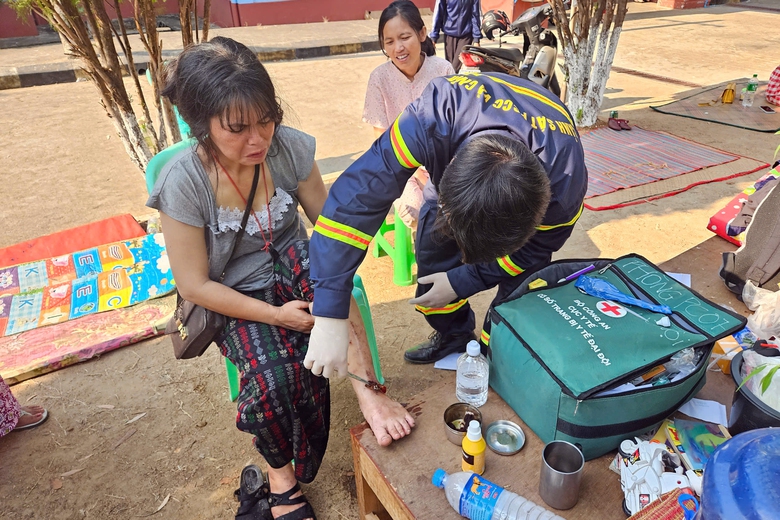 Cứu hộ Việt Nam dựng lều, chăm s&oacute;c y tế cho người d&acirc;n Myanmar sau động đất- Ảnh 2.