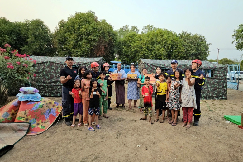 Cứu hộ Việt Nam dựng lều, chăm s&oacute;c y tế cho người d&acirc;n Myanmar sau động đất- Ảnh 1.