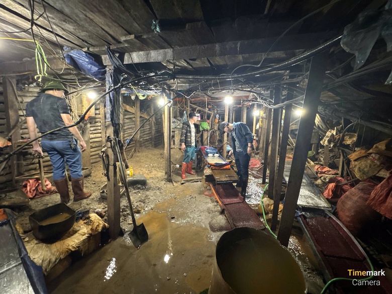 L&agrave;o Cai: Triệt ph&aacute; đường d&acirc;y mua b&aacute;n gần 5 tấn h&oacute;a chất chứa xyanua- Ảnh 3.