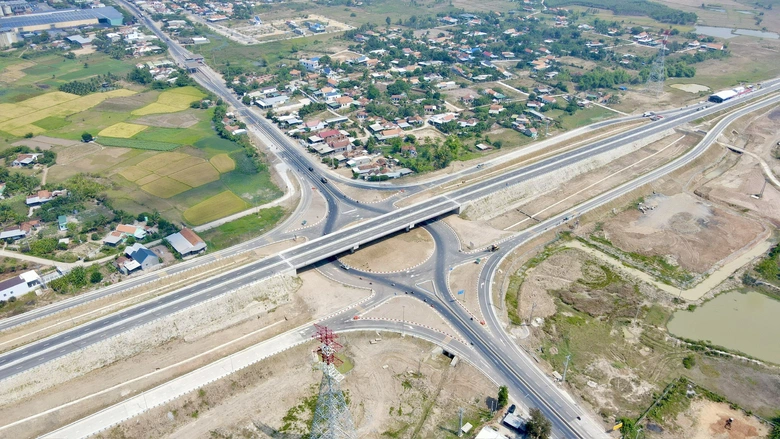 Th&ocirc;ng tho&aacute;ng xe chạy tr&ecirc;n cao tốc V&acirc;n Phong &ndash; Nha Trang ng&agrave;y đầu khai th&aacute;c- Ảnh 9.