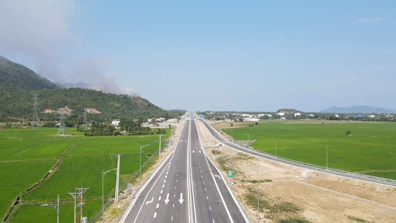 Th&ocirc;ng tho&aacute;ng xe chạy tr&ecirc;n cao tốc V&acirc;n Phong &ndash; Nha Trang ng&agrave;y đầu khai th&aacute;c- Ảnh 8.