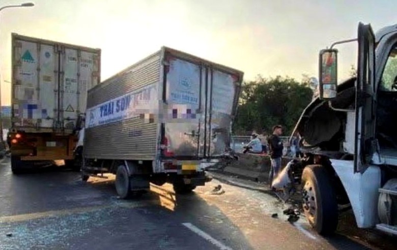 Hiện trường vụ tai nạn li&ecirc;n ho&agrave;n dưới dốc cầu Ph&uacute; Mỹ - Ảnh: Anh Thư.