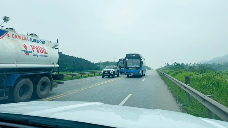 Xử phạt t&agrave;i xế xe kh&aacute;ch lấn l&agrave;n, vượt ẩu tr&ecirc;n cao tốc Nội B&agrave;i - L&agrave;o Cai- Ảnh 1.