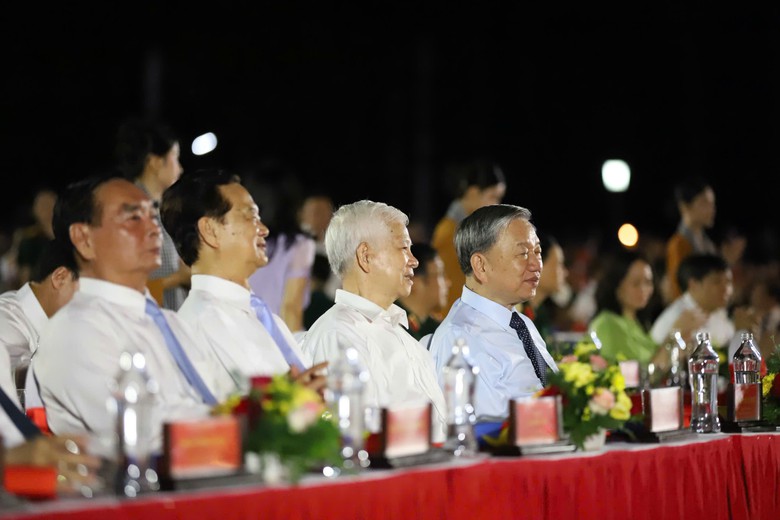 Tổng B&iacute; thư T&ocirc; L&acirc;m dự chương tr&igrave;nh nghệ thuật &ldquo;Đất nước trọn niềm vui" tại TP.HCM- Ảnh 2.