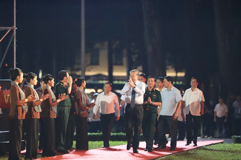 Tổng B&iacute; thư T&ocirc; L&acirc;m dự chương tr&igrave;nh nghệ thuật &ldquo;Đất nước trọn niềm vui" tại TP.HCM- Ảnh 1.