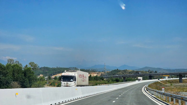 Th&ocirc;ng tho&aacute;ng xe chạy tr&ecirc;n cao tốc V&acirc;n Phong &ndash; Nha Trang ng&agrave;y đầu khai th&aacute;c- Ảnh 1.