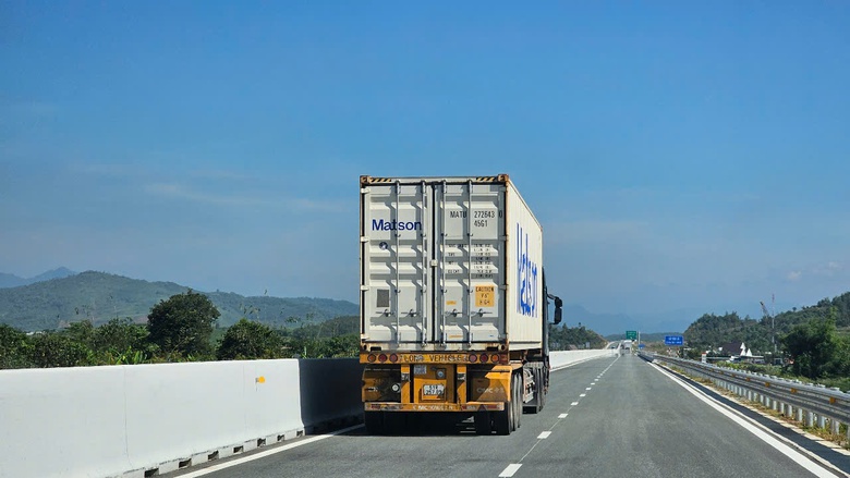 Th&ocirc;ng tho&aacute;ng xe chạy tr&ecirc;n cao tốc V&acirc;n Phong &ndash; Nha Trang ng&agrave;y đầu khai th&aacute;c- Ảnh 2.