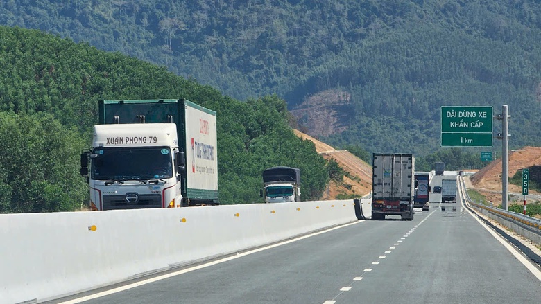Th&ocirc;ng tho&aacute;ng xe chạy tr&ecirc;n cao tốc V&acirc;n Phong &ndash; Nha Trang ng&agrave;y đầu khai th&aacute;c- Ảnh 3.