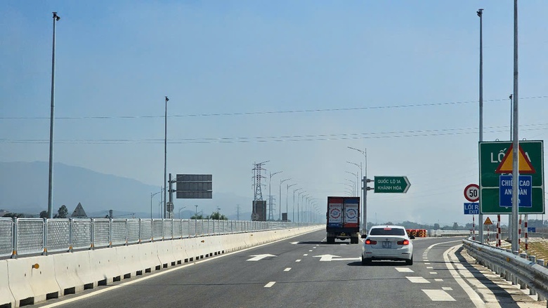 Th&ocirc;ng tho&aacute;ng xe chạy tr&ecirc;n cao tốc V&acirc;n Phong &ndash; Nha Trang ng&agrave;y đầu khai th&aacute;c- Ảnh 7.