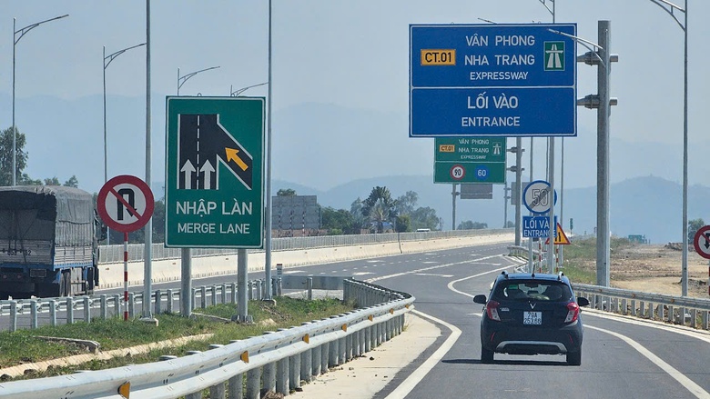 Th&ocirc;ng tho&aacute;ng xe chạy tr&ecirc;n cao tốc V&acirc;n Phong &ndash; Nha Trang ng&agrave;y đầu khai th&aacute;c- Ảnh 4.