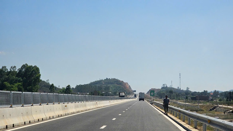 Th&ocirc;ng tho&aacute;ng xe chạy tr&ecirc;n cao tốc V&acirc;n Phong &ndash; Nha Trang ng&agrave;y đầu khai th&aacute;c- Ảnh 5.