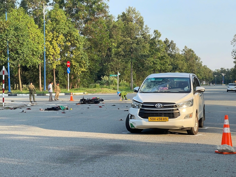 Xe m&aacute;y va chạm taxi c&ocirc;ng nghệ, một người tử vong- Ảnh 1.