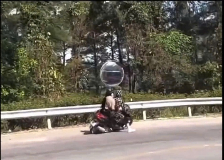 Đâm vào hộ lan khi đổ đèo tại Tam Đảo, hai cô gái bị thương- Ảnh 1. Đâm vào hộ lan khi đổ đèo tại Tam Đảo, hai cô gái bị thương- Ảnh 1.