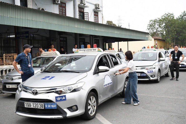 Gần 400 học vi&ecirc;n ở Ph&uacute; Thọ tham gia kỳ s&aacute;t hạch l&aacute;i xe đầu ti&ecirc;n do CSGT tổ chức- Ảnh 2.